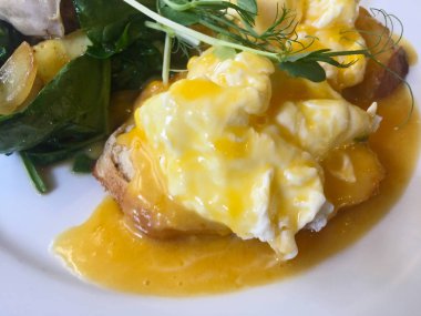 Beyaz platekfast üzerinde brea için yumurta benedict 
