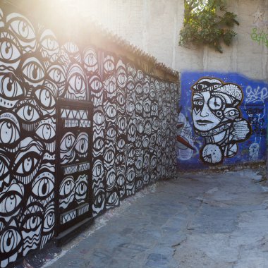 Atina, Yunanistan - 12 Eylül 2019: Şehir surlarında çağdaş grafiti sanatı. Yunanistan'da 2010 yılından bu yana yaşadığı ekonomik kriz, yeni bir grafiti dalgasına yol açtı ve Atina'yı sokak sanatçıları için yeni bir Mekke haline getirdi..