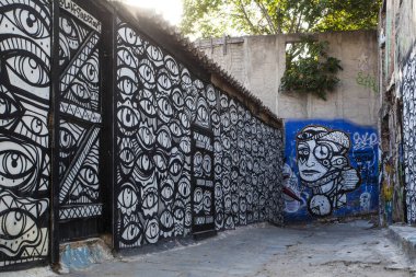 Atina, Yunanistan - 12 Eylül 2019: Şehir surlarında çağdaş grafiti sanatı. Yunanistan'da 2010 yılından bu yana yaşadığı ekonomik kriz, yeni bir grafiti dalgasına yol açtı ve Atina'yı sokak sanatçıları için yeni bir Mekke haline getirdi..