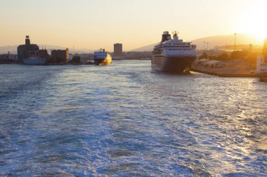 Pireus, Yunanistan - 15 Eylül 2019: Gün batımı nda Pire yolcu limanında büyük feribot tekneleri, Atina, Yunanistan.