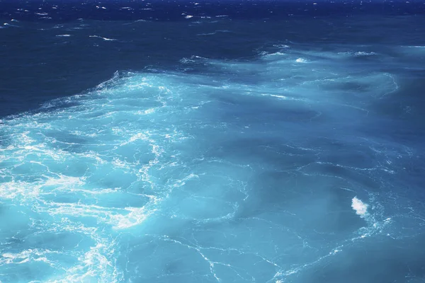 地中海の波と素晴らしい色の水 — ストック写真