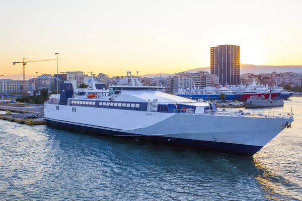 Grandes Barcos Transbordadores Puerto Pasajeros Del Pireo Hora Puesta Del — Foto de Stock