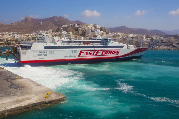 Paros Grecia Septiembre 2019 Turistas Esperando Ferry Puerto Isla Paros — Foto de Stock