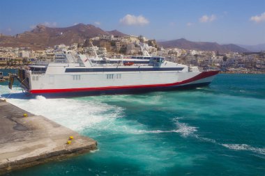 Yunanistan'ın Paros adası limanında feribot bekleyen turistler.