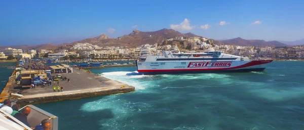 Paros Grecia Septiembre 2019 Turistas Esperando Ferry Puerto Isla Paros — Foto de Stock