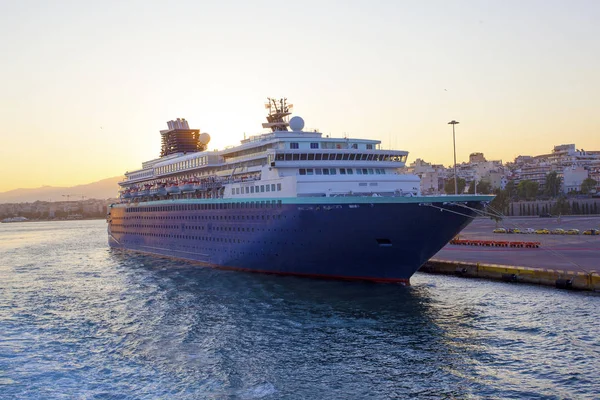 Große Fährschiffe Passagierhafen Von Piräus Bei Sonnenuntergang Athen Griechenland — Stockfoto