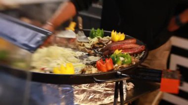 Montmartre bölge festivalinde sebzeli barbekü sosisi.