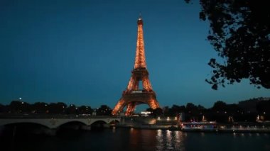 PARİS - 29 Aralık 2011 'de Paris' te Eiffel Turu. 1889 'da inşa edilmiş. Dünyada en çok tanınan yapılardan biri. Champ de Mars 'ta. Takma adı La dame de fer..