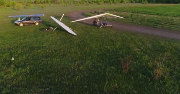 Drachenflug Bei Sonnenuntergang Über Grünen Und Gelben Frühlingsfeldern Luftaufnahme Mit — Stockvideo
