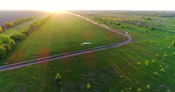Hang Πτήση Ανεμόπτερο Στο Χρόνο Ηλιοβασιλέματος Πάνω Από Πράσινο Και — Αρχείο Βίντεο