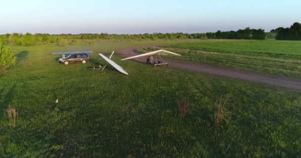 Askılı Planör Uçuşu Günbatımında Yeşil Sarı Taze Bahar Tarlaları Üzerinde — Stok video