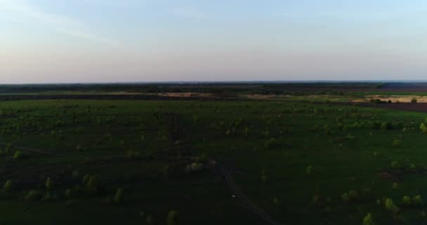 日落时分 滑翔机在绿色和黄色的春田上空盘旋 空中俯瞰 用无人驾驶飞机拍摄 — 图库视频影像