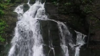 Synevyr Gölü yakınlarındaki Ukrayna Karpatları 'nda şelale Shepit. Drone ile alındı.