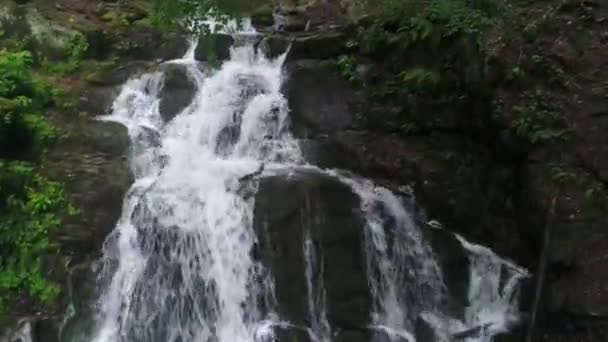 乌克兰喀尔巴阡山脉Synevyr湖附近的瀑布护城河 用无人机拍摄 — 图库视频影像