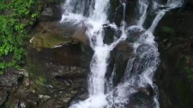 Synevyr Gölü yakınlarındaki Ukrayna Karpatları 'nda şelale Shepit. Drone ile alındı.