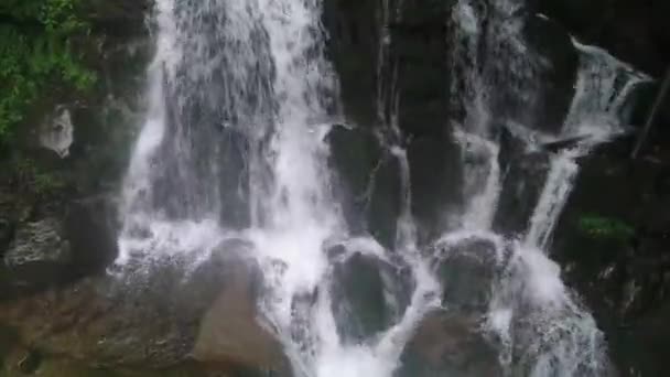 Cascada Shepit Las Montañas Karpathian Tomada Con Dron — Vídeos de Stock