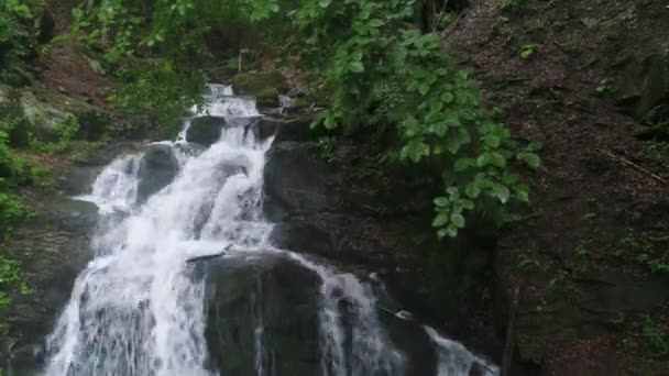 乌克兰喀尔巴阡山脉Synevyr湖附近的瀑布护城河 用无人机拍摄 — 图库视频影像