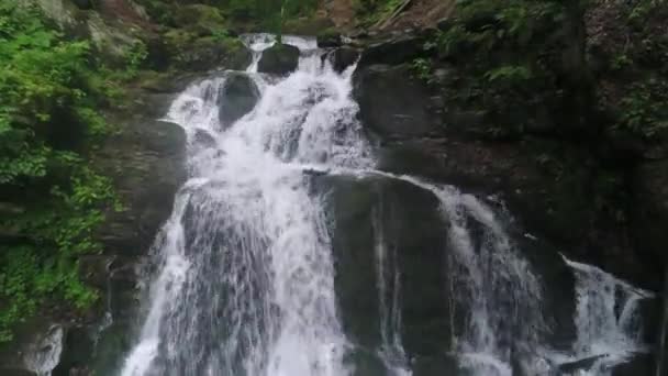 Wodospad Shepit Pobliżu Jeziora Synevyr Ukrainie Karpaty Przyjmowane Dronem — Wideo stockowe