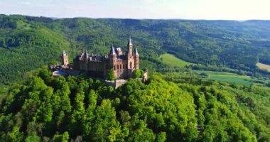 Almanya 'nın ünlü Hohenzollern Kalesi' nin hava manzarası.