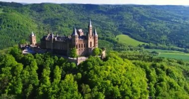 Almanya 'nın ünlü Hohenzollern Kalesi' nin hava manzarası.