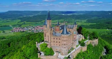 Almanya 'nın ünlü Hohenzollern Kalesi' nin hava manzarası. Drone ile çekilmiş video
