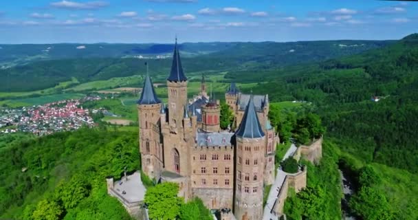 มมองทางอากาศของปราสาท Hohenzollern อเส เยอรมน โอท ายด วยโดรน — วีดีโอสต็อก