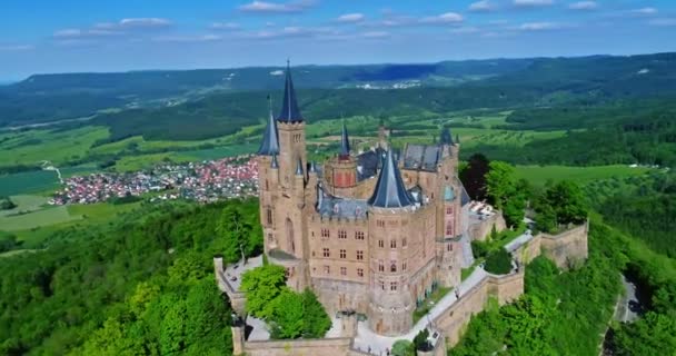 有名なホーエンツォレルン城 ドイツの空中ビュー ドローンで撮影したビデオ — ストック動画