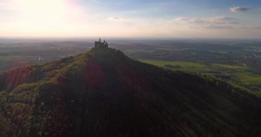 Almanya 'nın ünlü Hohenzollern Kalesi' nin hava manzarası. Drone ile alındı