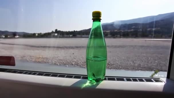 矿泉水瓶在火车上 — 图库视频影像