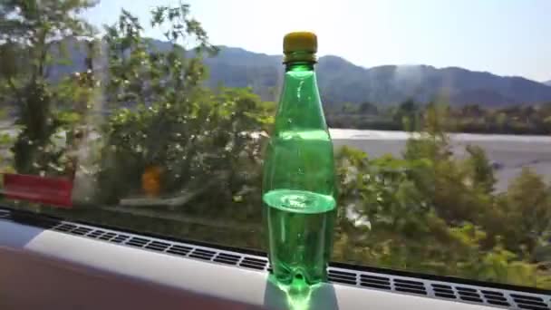 矿泉水瓶在火车上 — 图库视频影像