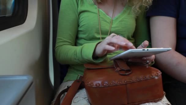 Тарелка Руках Женщины Которую Можно Использовать Время Поездки Поезде — стоковое видео