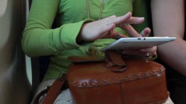 Kadın eli tablet, tren yolculuğu sırasında usind