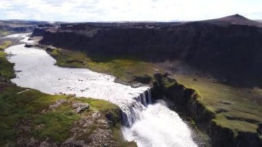 Gullfoss şelalesi, nehir ve İzlanda manzaraları, insansız hava aracı ile çekildi, 4k