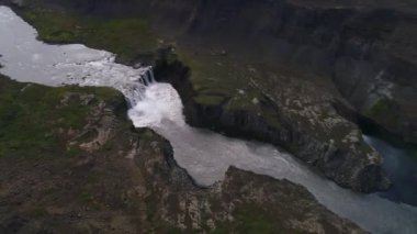 Gullfoss şelalesi, nehir ve İzlanda manzaraları, insansız hava aracı ile çekildi, 4k
