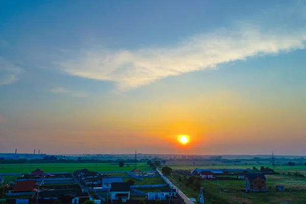 Krásná Obloha Západu Slunce Vesnice Pořízena Dronem — Stock fotografie