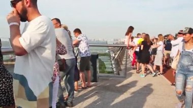 KYIV, UKRAINE - 25 Nisan 2019: Ukrayna 'nın Kyiv kentindeki Halkın Dostluk Kemeri yakınlarında yaya ve bisiklet köprüsü