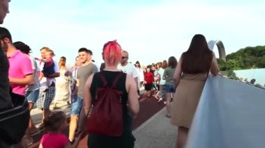 KYIV, UKRAINE - 25 Nisan 2019: Ukrayna 'nın Kyiv kentindeki Halkın Dostluk Kemeri yakınlarında yaya ve bisiklet köprüsü