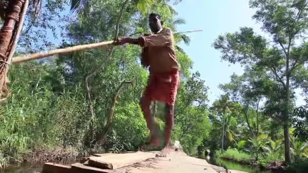 Alleppey India Ledna 2020 Muž Vesluje Domovní Člun Přepravuje Turisty — Stock video
