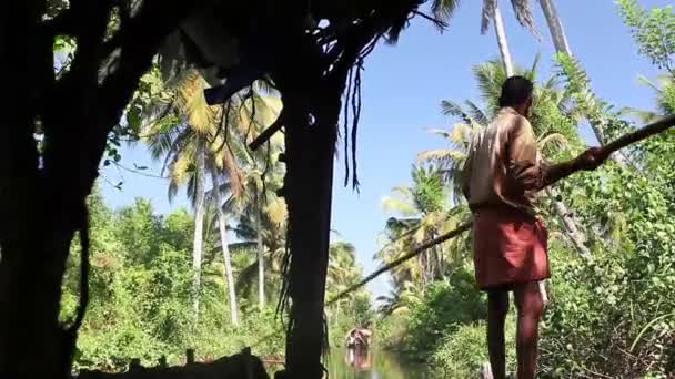 Alleppey Índia Janeiro 2020 Homem Remando Barco Casa Transporta Turistas — Vídeo de Stock