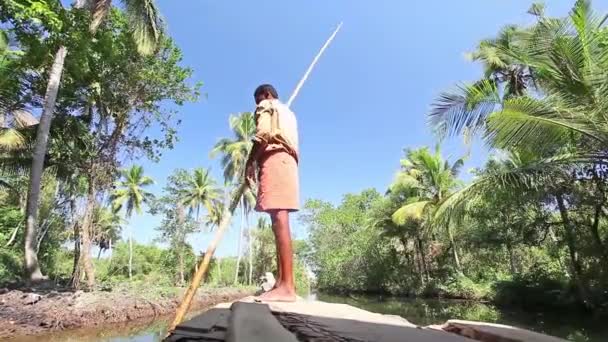 Alleppey India Januari 2020 Man Rodd Husbåt Transporterar Turister Runt — Stockvideo