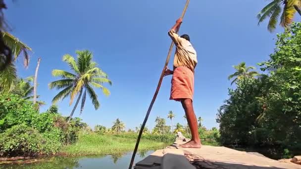 Alleppey インド 2020年1月15日 ボートを漕ぐ男は インドのアレッピーの背水の周りの観光客を輸送します ハウスボートクルーズはケーララ州のインバウンド観光のトップアトラクションです — ストック動画