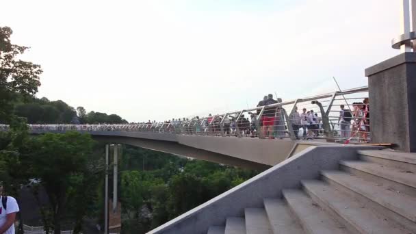 Kyiv Ukraine Квітня 2019 Pedestrian Bike Bridge People Friendship Arch — стокове відео