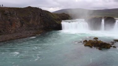 İzlanda manzarası bulutlu gökyüzüne karşı Godafoss şelalesinin manzarası.