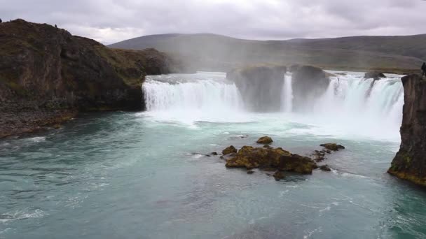 Island Landskap Vacker Utsikt Över Godafoss Vattenfall Mot Molnig Himmel — Stockvideo