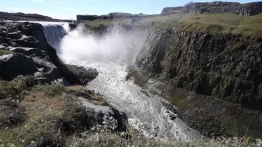 Gullfoss, ünlü İzlanda şelalesi, Altın Çember 'in bir parçası. Yaz mevsimi, güneşli bir gün. İzlanda, Avrupa.