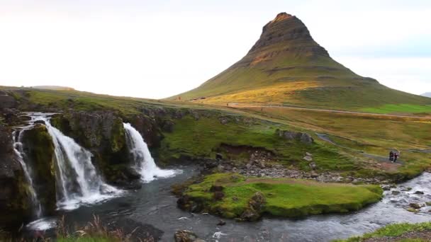 Kirkjufellsfoss Und Kirkjufell Norden Islands Statischer Schuss — Stockvideo