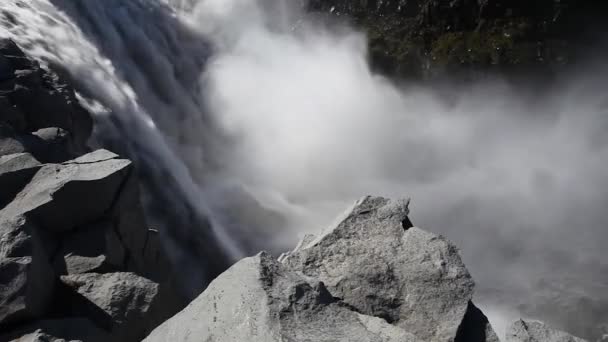 Gullfoss Kuuluisa Jäämeren Vesiputous Osa Kultaista Piiriä Kesäkausi Aurinkoinen Päivä — kuvapankkivideo