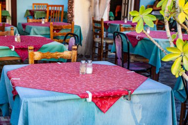 Yunanistan 'ın Santorini adasındaki Perissa plajı yakınlarındaki masalar