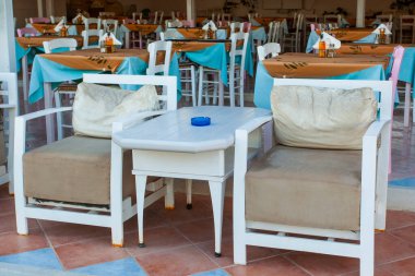 Yunanistan 'ın Santorini adasındaki Perissa plajı yakınlarındaki masalar