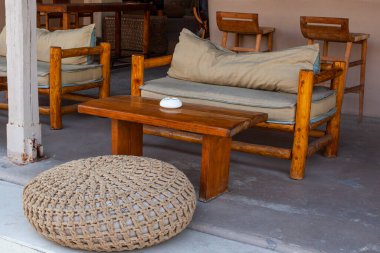 Yunanistan 'ın Santorini adasındaki Perissa plajı yakınlarındaki masalar